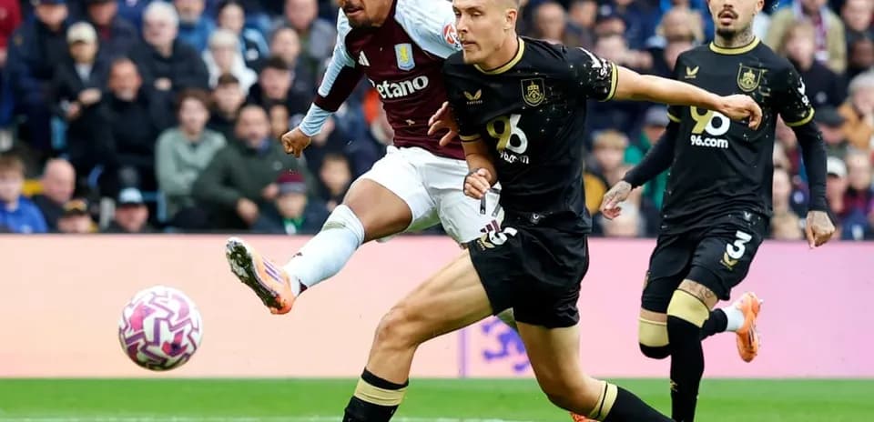 Un jugador de Aston Villa disparando a puerta