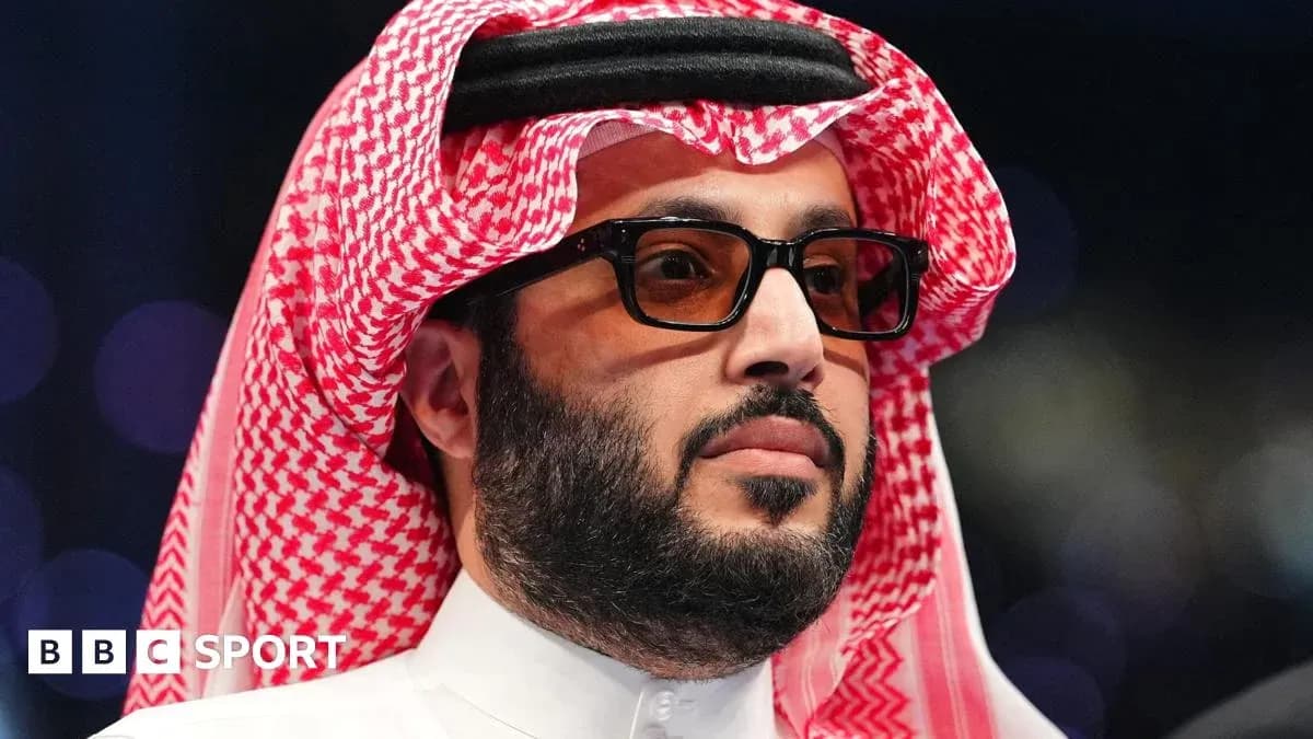 Hombre con gafas y keffiyeh en evento deportivo