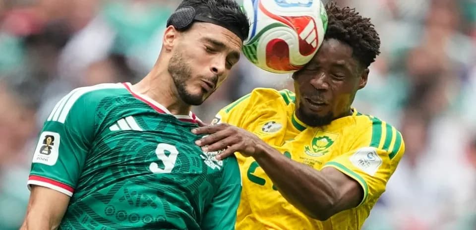 Jugador de México y Sudáfrica en acción