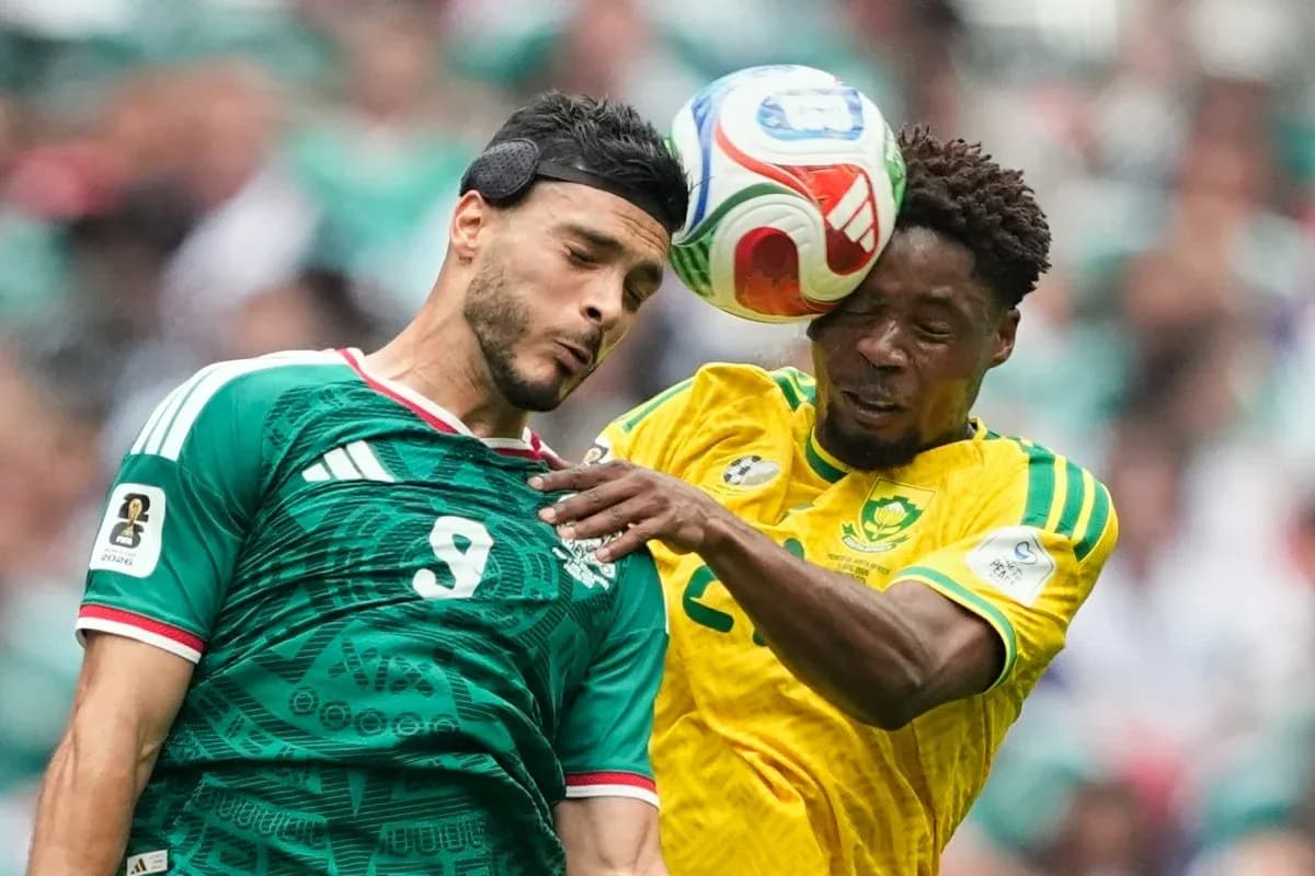 Jugador de México y Sudáfrica en acción