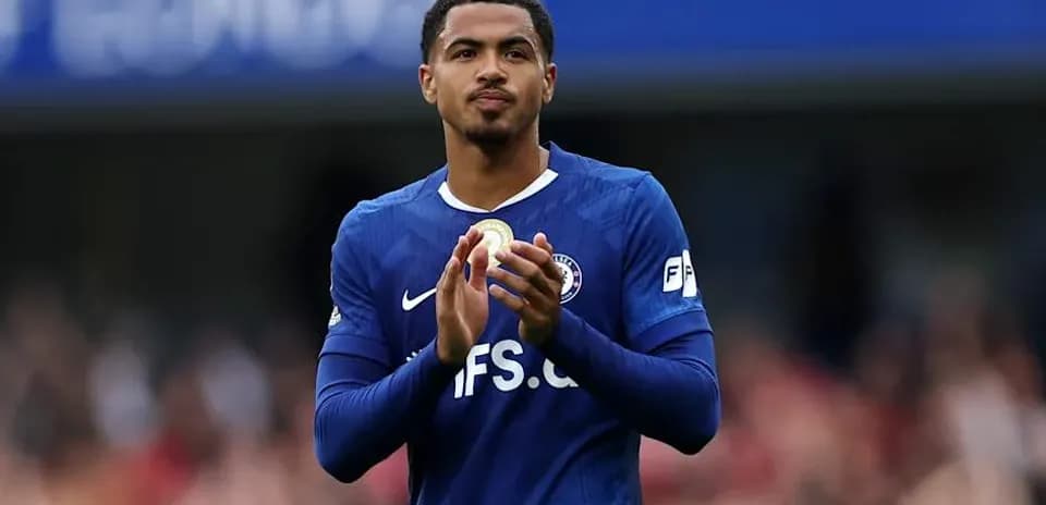 Jugador aplaudiendo durante el partido en el estadio