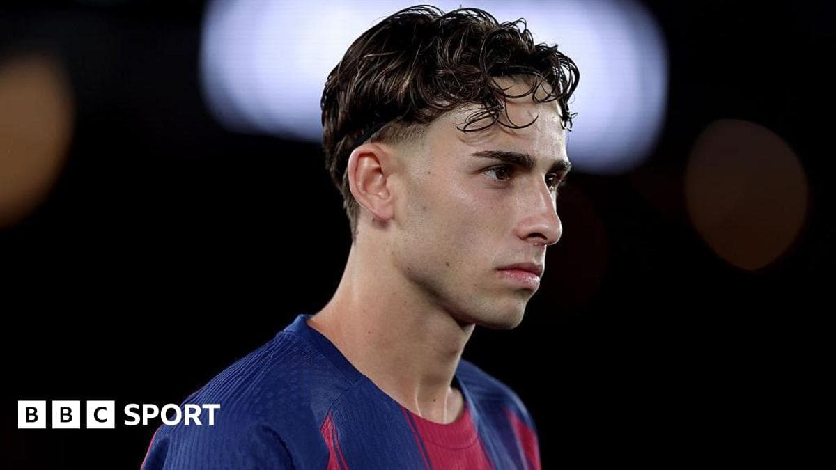 Jugador de fútbol en uniforme mirando hacia un lado
