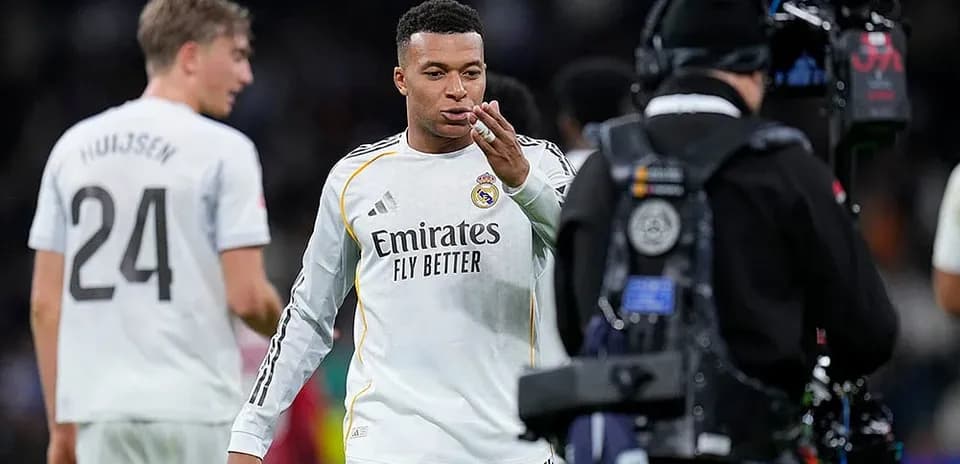 Kylian Mbappé saludando tras un partido
