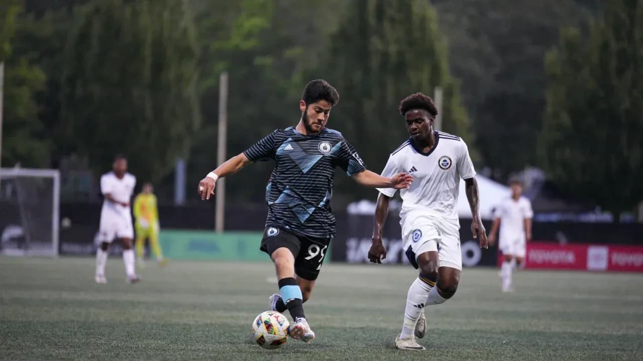 Jugadores de Tacoma Defiance y Ventura County compiten