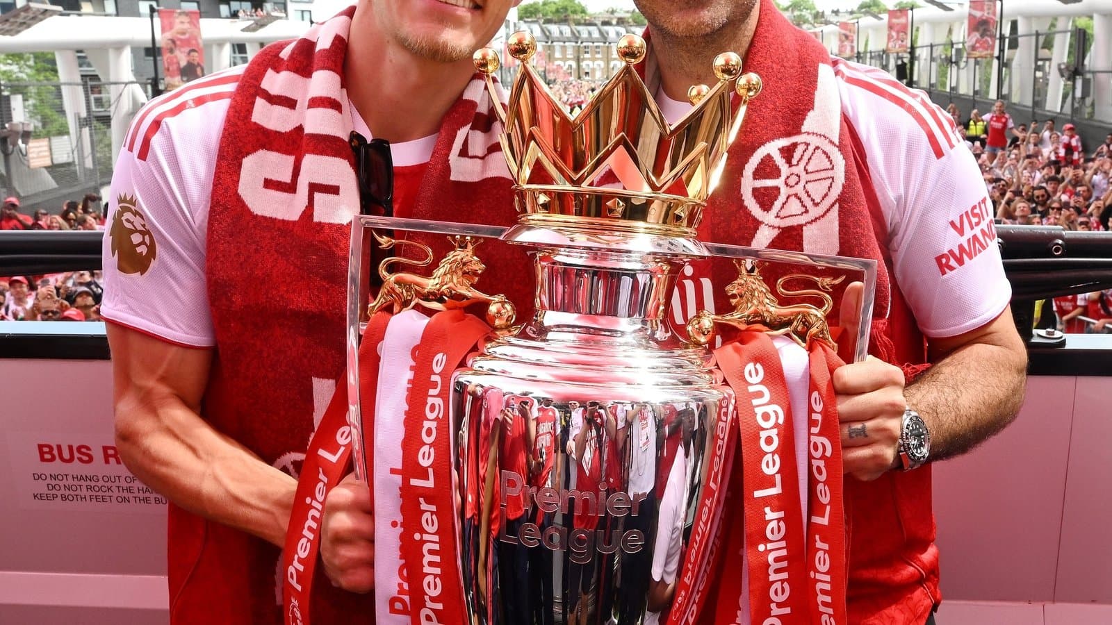 Jugadores sosteniendo el trofeo de la Premier League