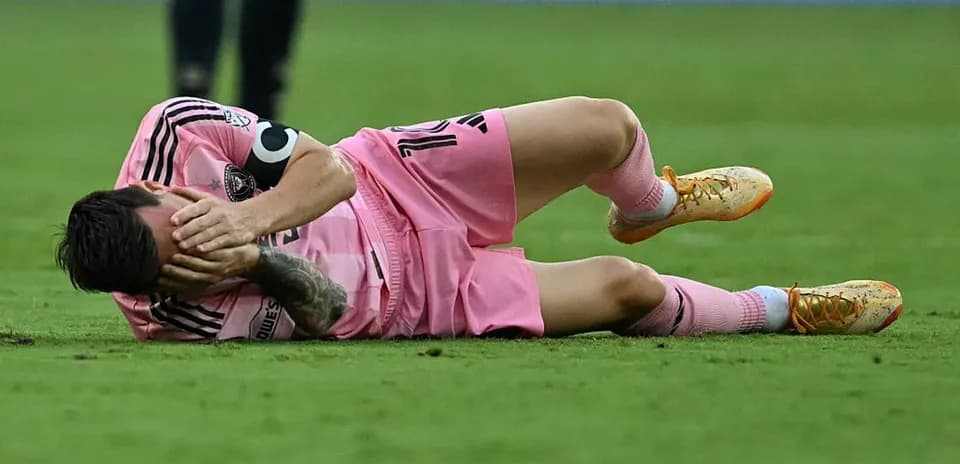 Jugador en el suelo sosteniéndose la cabeza durante el partido