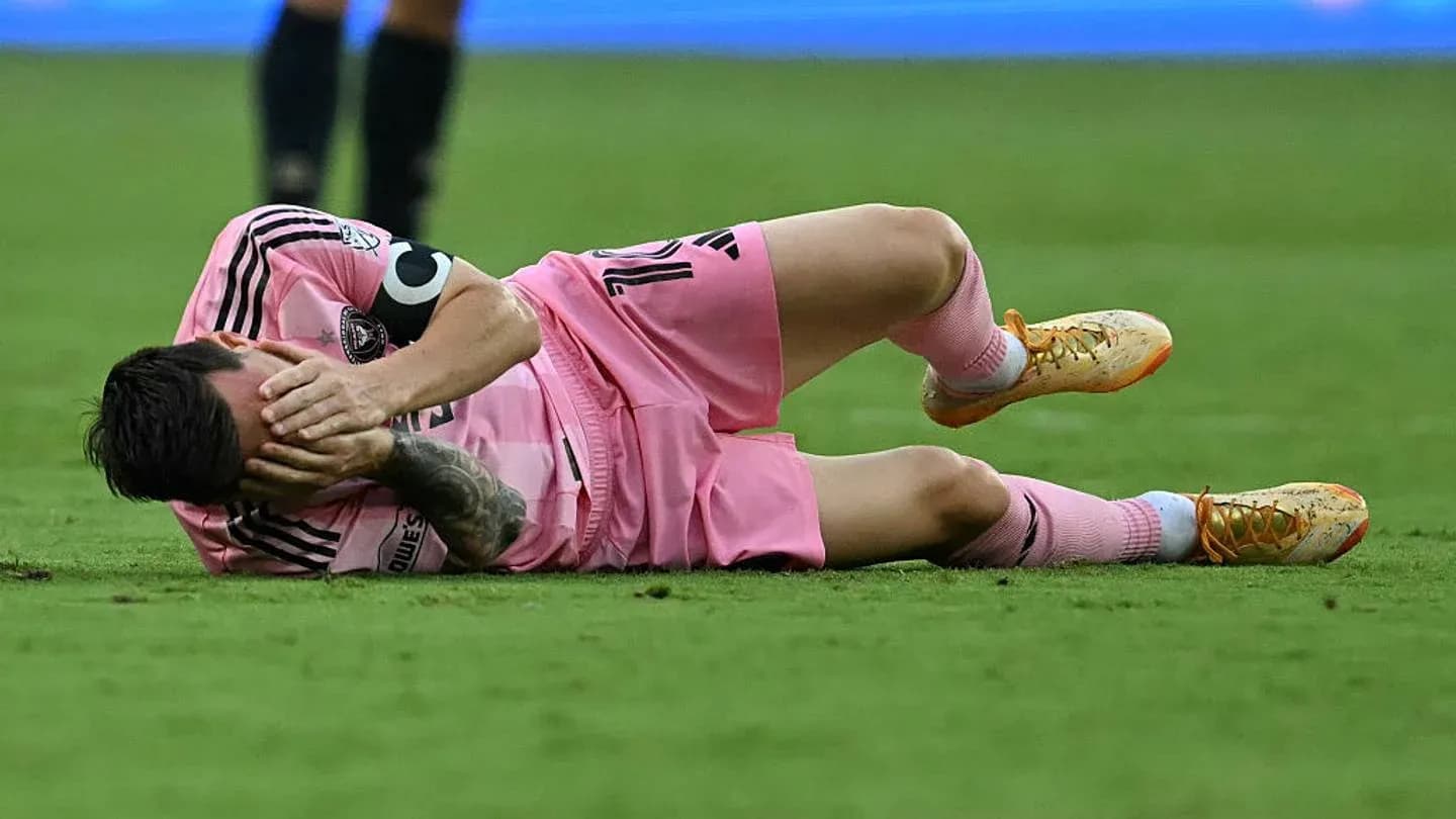 Jugador en el suelo sosteniéndose la cabeza durante el partido