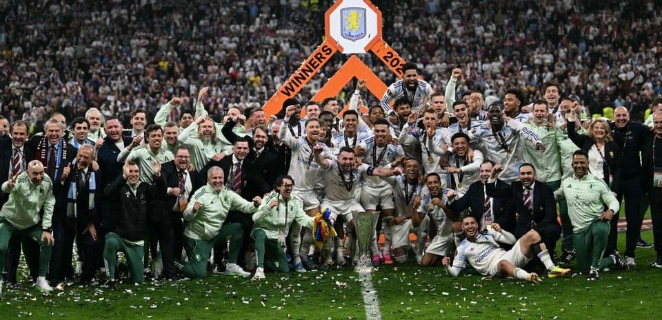 Equipo levantando trofeo tras ganar el campeonato