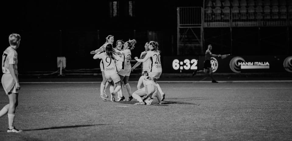 Celebración de gol del equipo femenino
