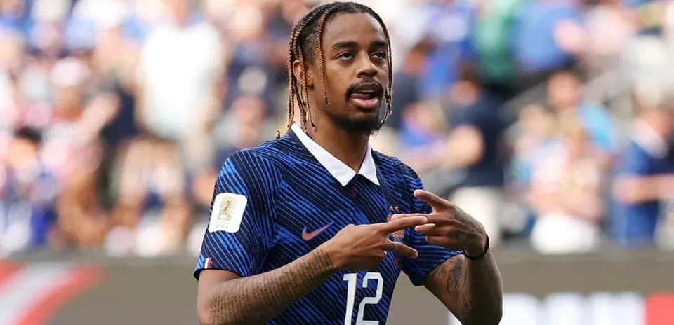 Jugador francés señalando durante un partido