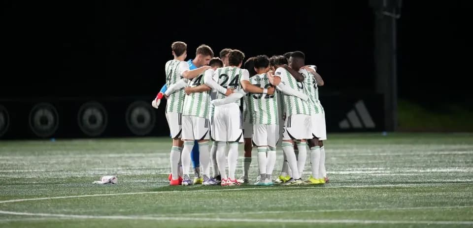 Equipo de fútbol formando un círculo