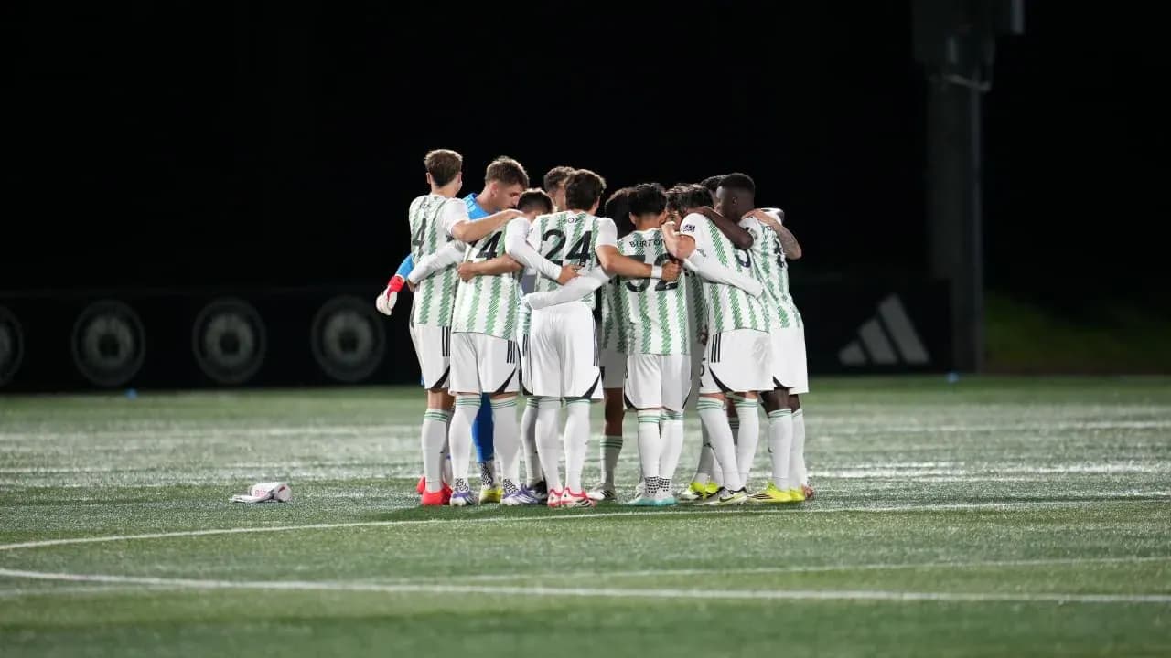 Equipo de fútbol formando un círculo