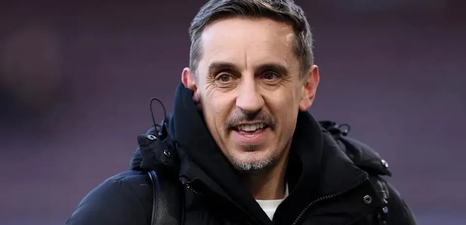 Hombre sonriendo con chaqueta negra en estadio