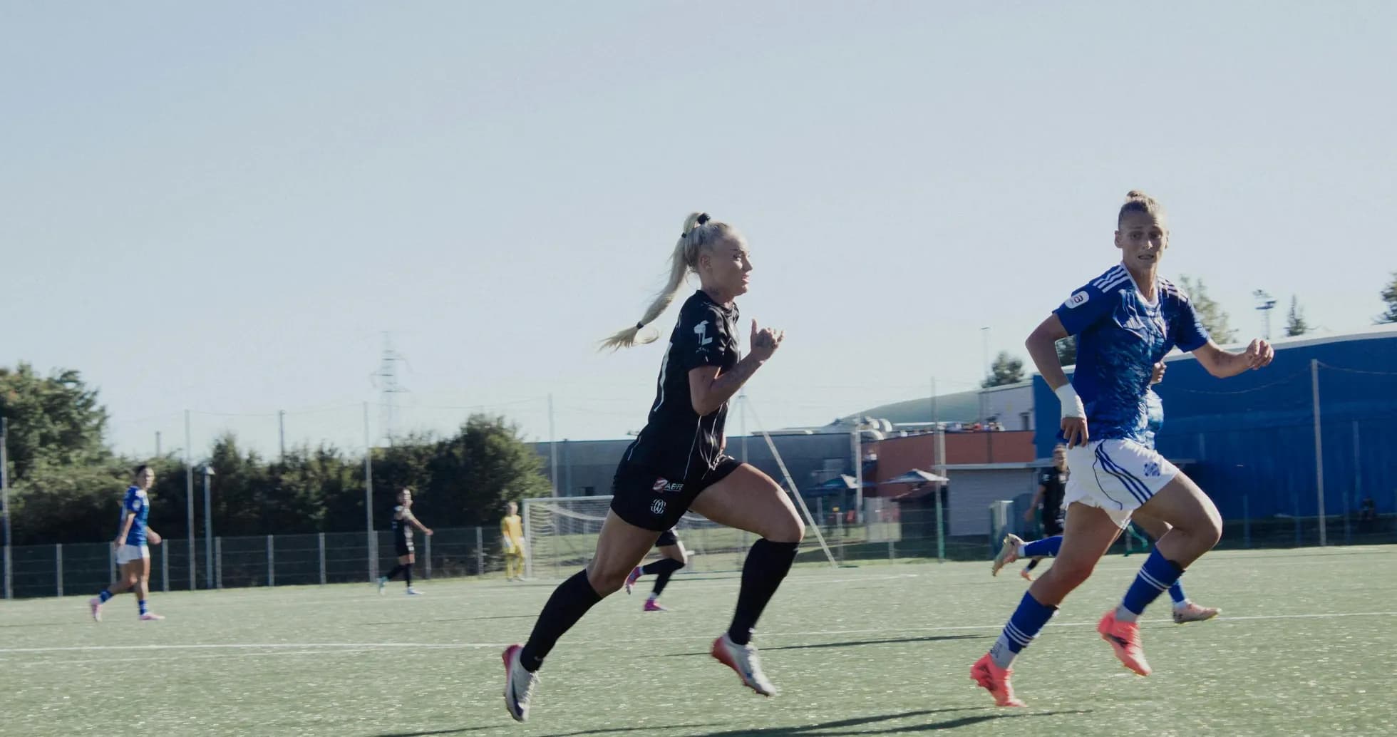 Jugadoras corriendo en el partido de fútbol