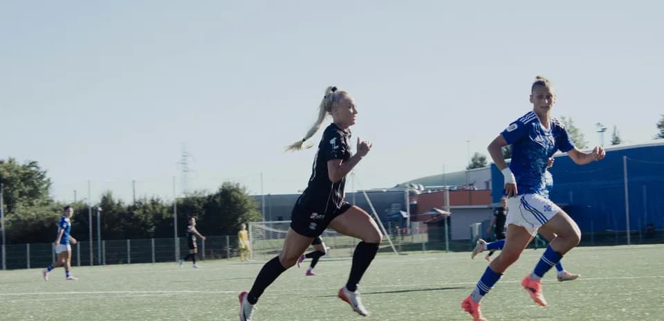 Jugadoras corriendo en el partido de fútbol