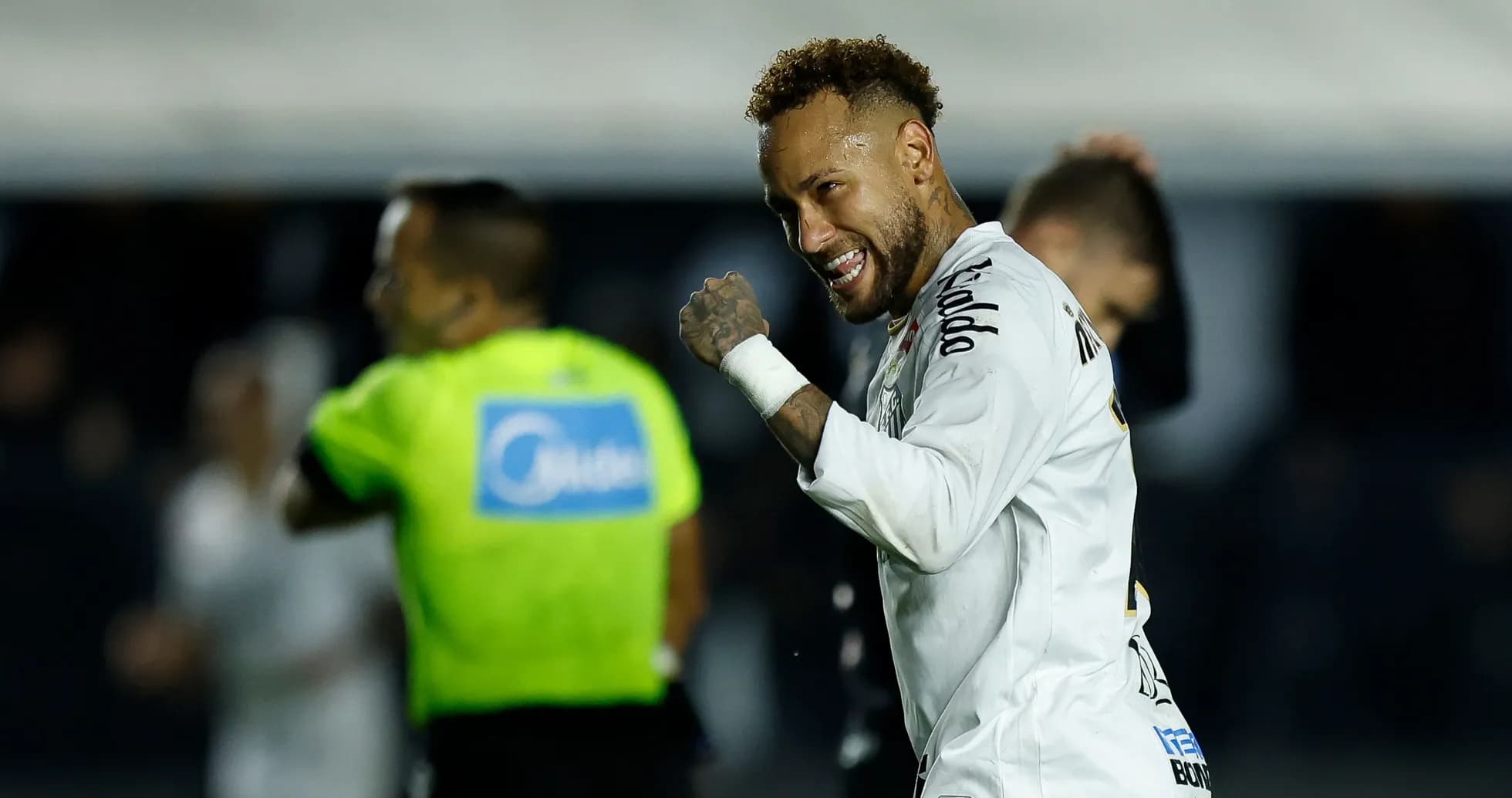 Neymar celebrando un gol en el partido