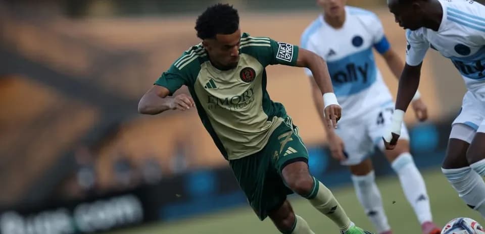 Jugador de Atlanta United II driblando a oponentes