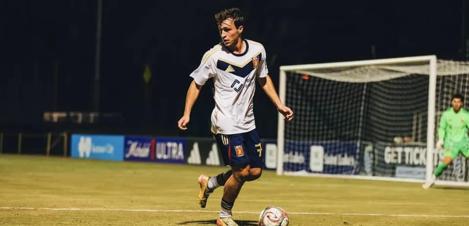 Jugador del Real Monarchs en acción durante partido