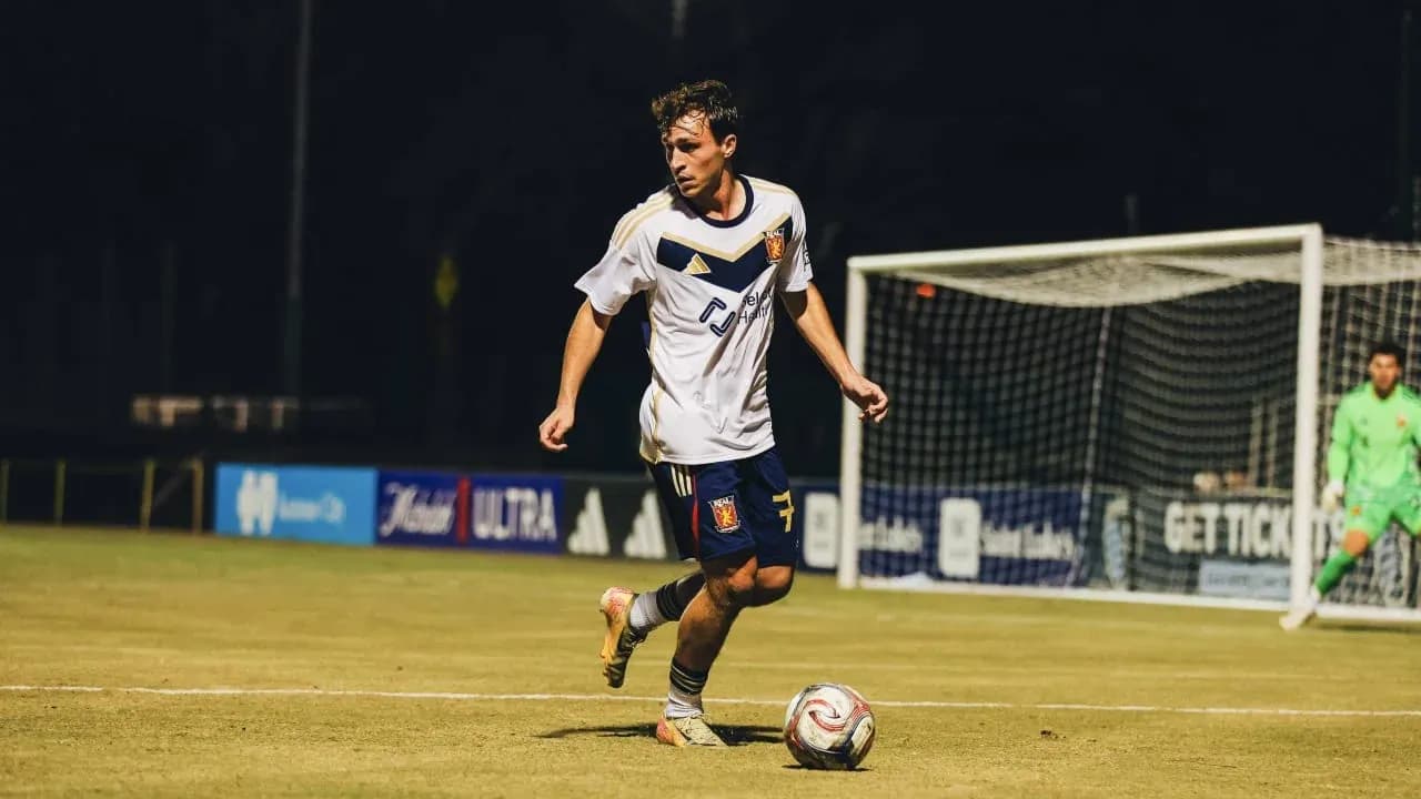 Jugador del Real Monarchs en acción durante partido