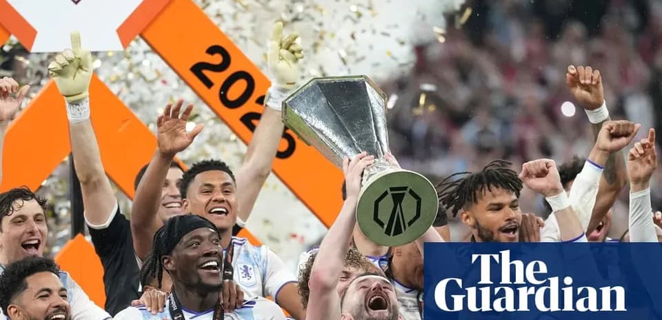 Jugadores celebrando con el trofeo en el 2023