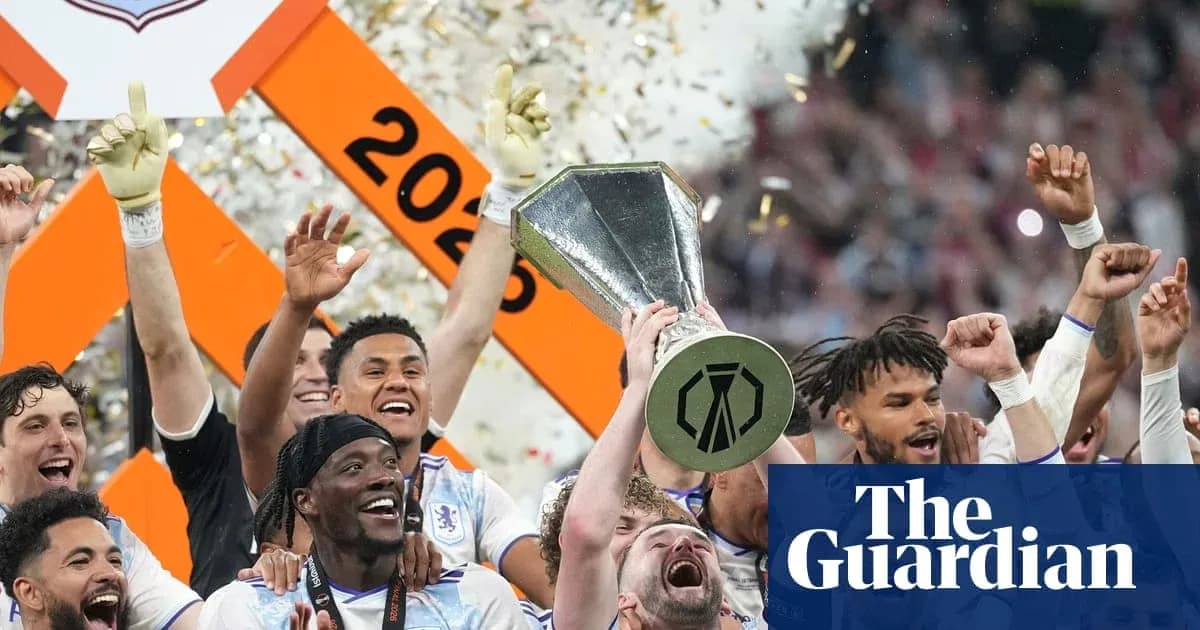Jugadores celebrando con el trofeo en el 2023