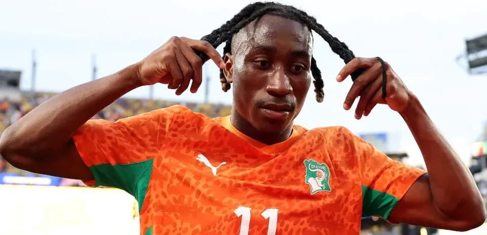 Jugador de Costa de Marfil ajustando su cabello