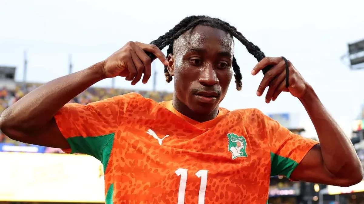 Jugador de Costa de Marfil ajustando su cabello