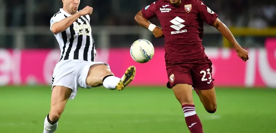 Jugador de Juventus y Torino disputando el balón
