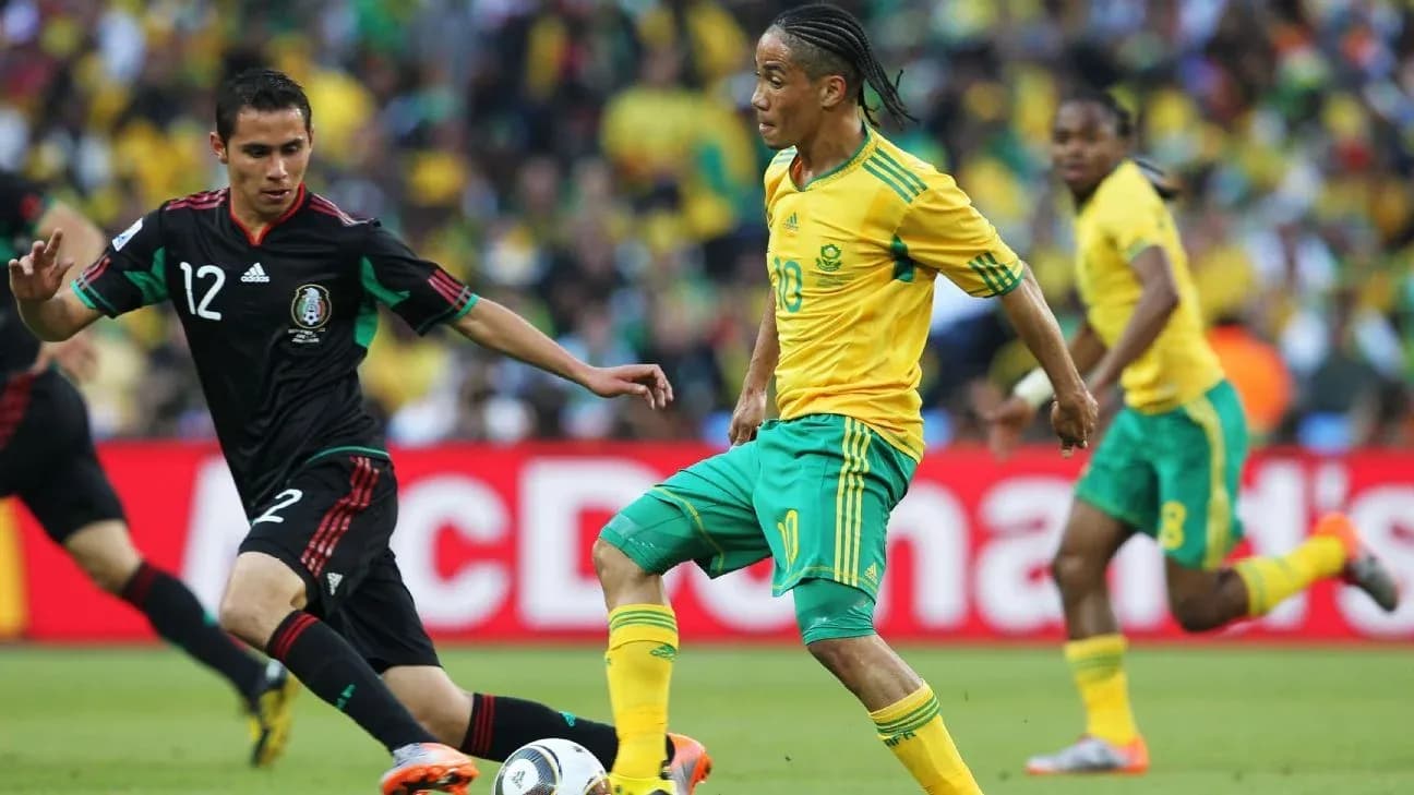 Jugadores de Sudáfrica y México compitiendo por el balón
