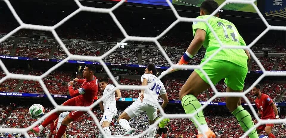Jugador lanzando el balón hacia la portería en partido
