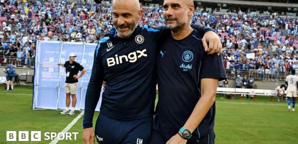 Dos entrenadores abrazándose tras el partido