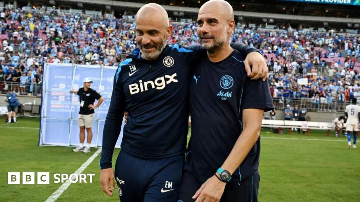 Dos entrenadores abrazándose tras el partido