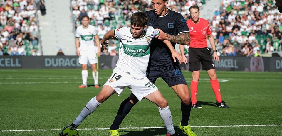Jugador de Elche luchando por el balón