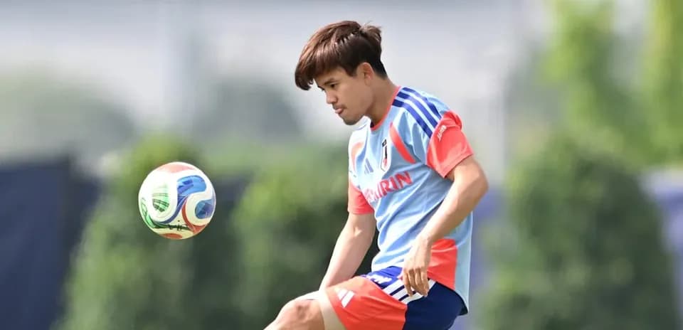 Jugador japonés entrenando con un balón de fútbol