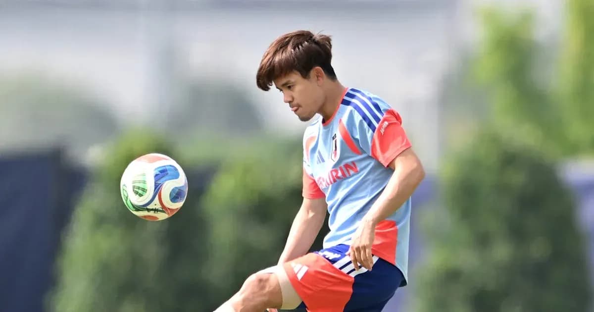 Jugador japonés entrenando con un balón de fútbol