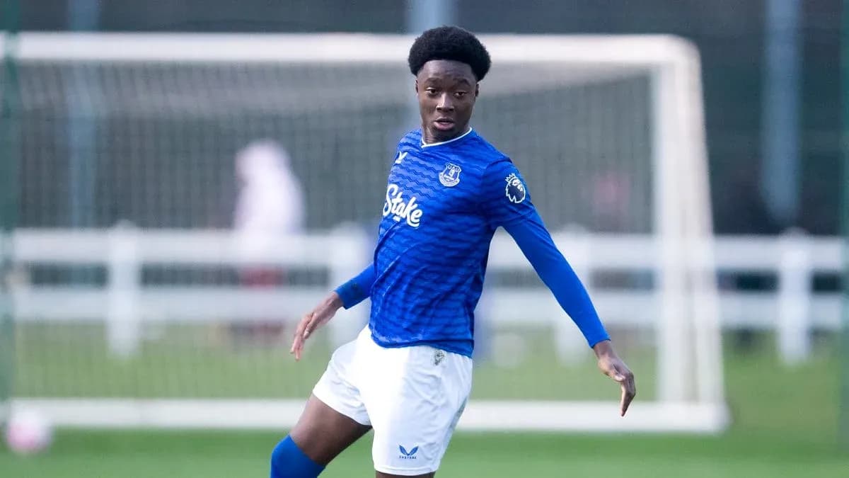 Jugador de Everton en acción durante entrenamiento