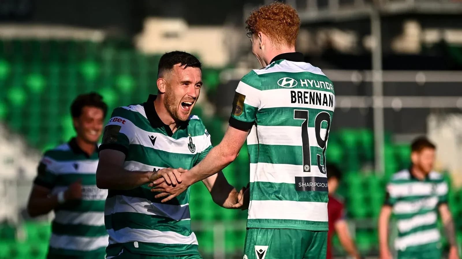 Jugadores de Sporting celebrando un gol juntos