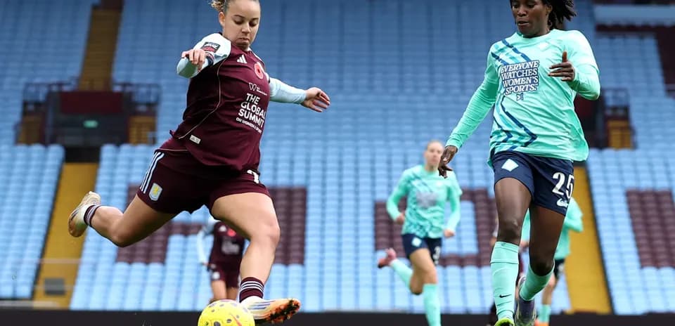 Jugadora de Aston Villa en acción durante el partido