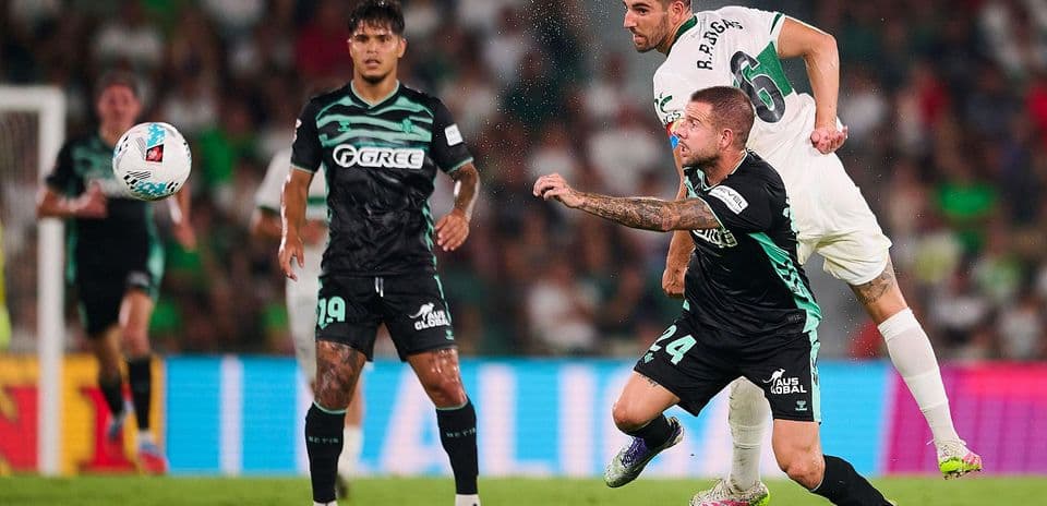 Jugadores de Real Betis y Elche disputando el balón