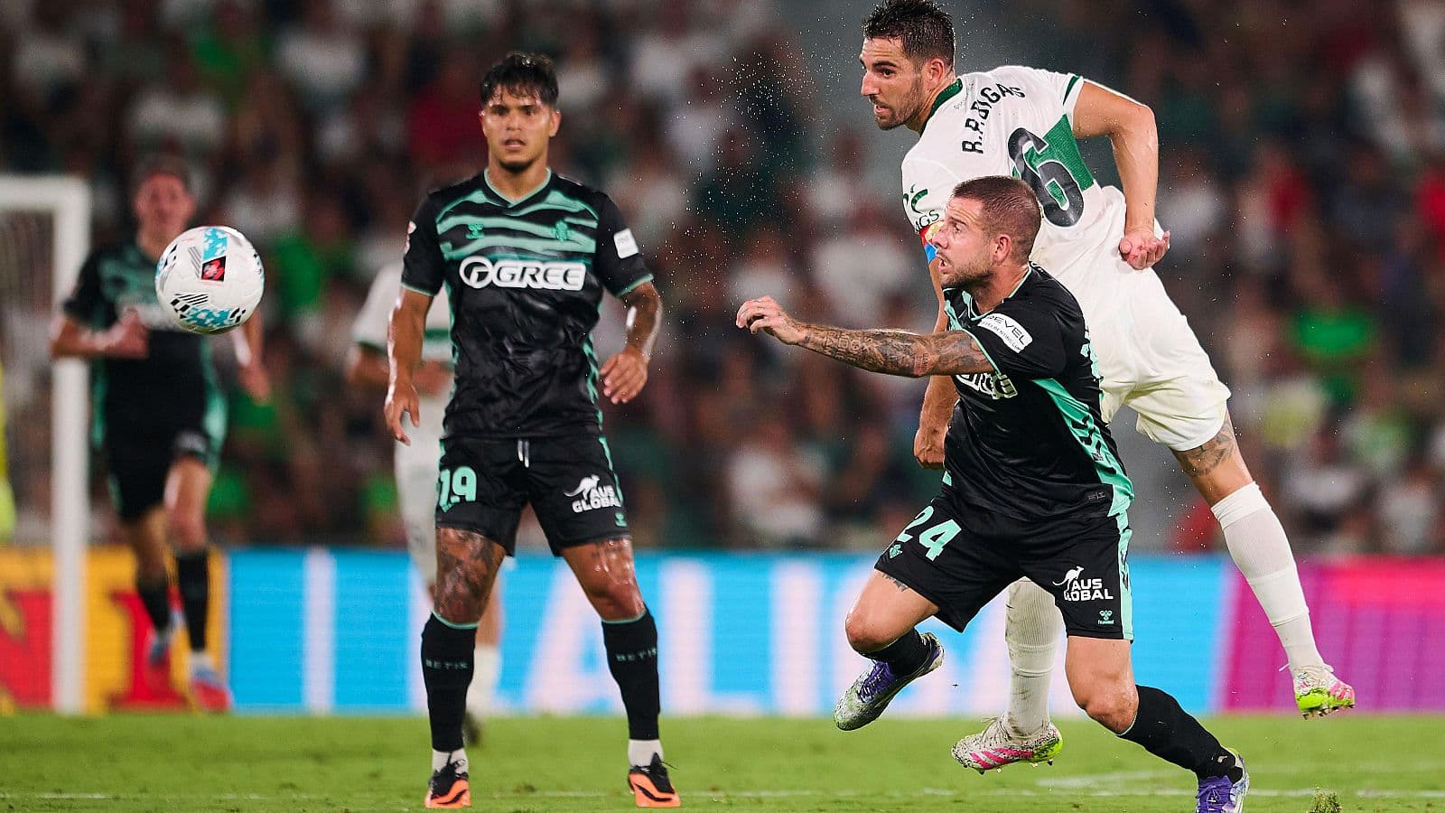 Jugadores de Real Betis y Elche disputando el balón