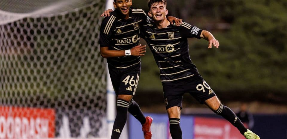 Dos jugadores celebrando un gol en el partido