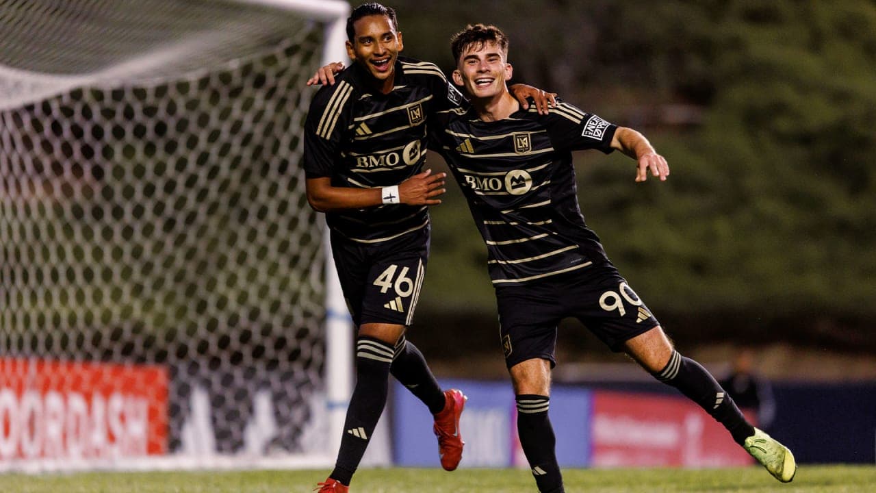Dos jugadores celebrando un gol en el partido