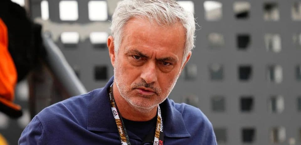 Entrenador observando desde el área técnica