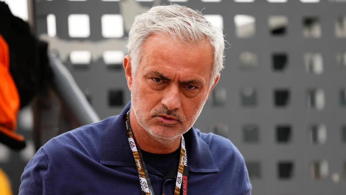 Entrenador observando desde el área técnica