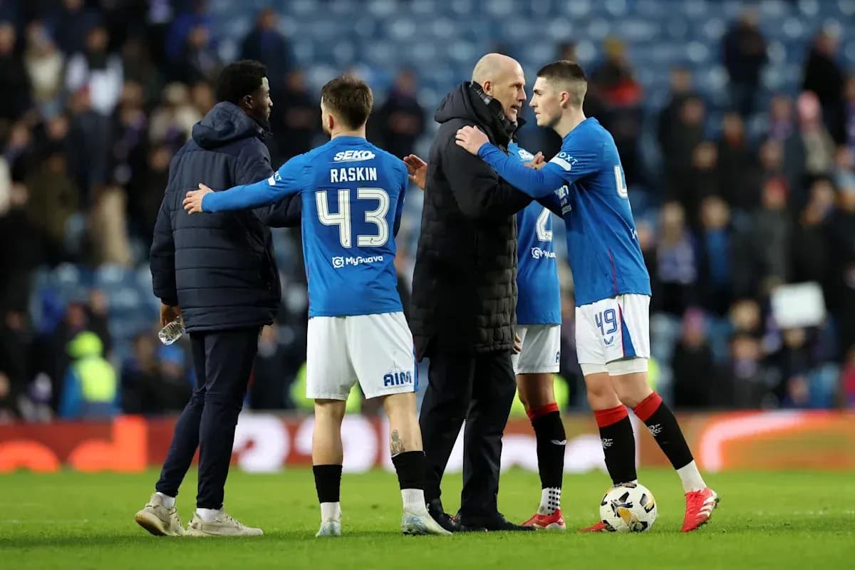Jugadores de Rangers conversando con el entrenador tras el partido