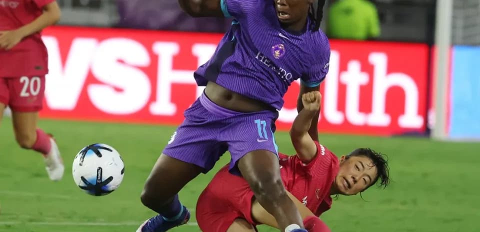 Jugadora cae tras un tackle en el partido