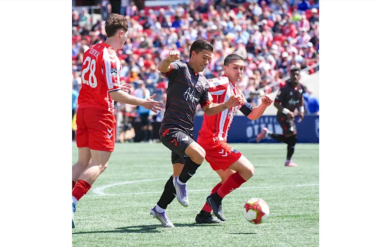 Vancouver FC contra Atlético Ottawa en acción