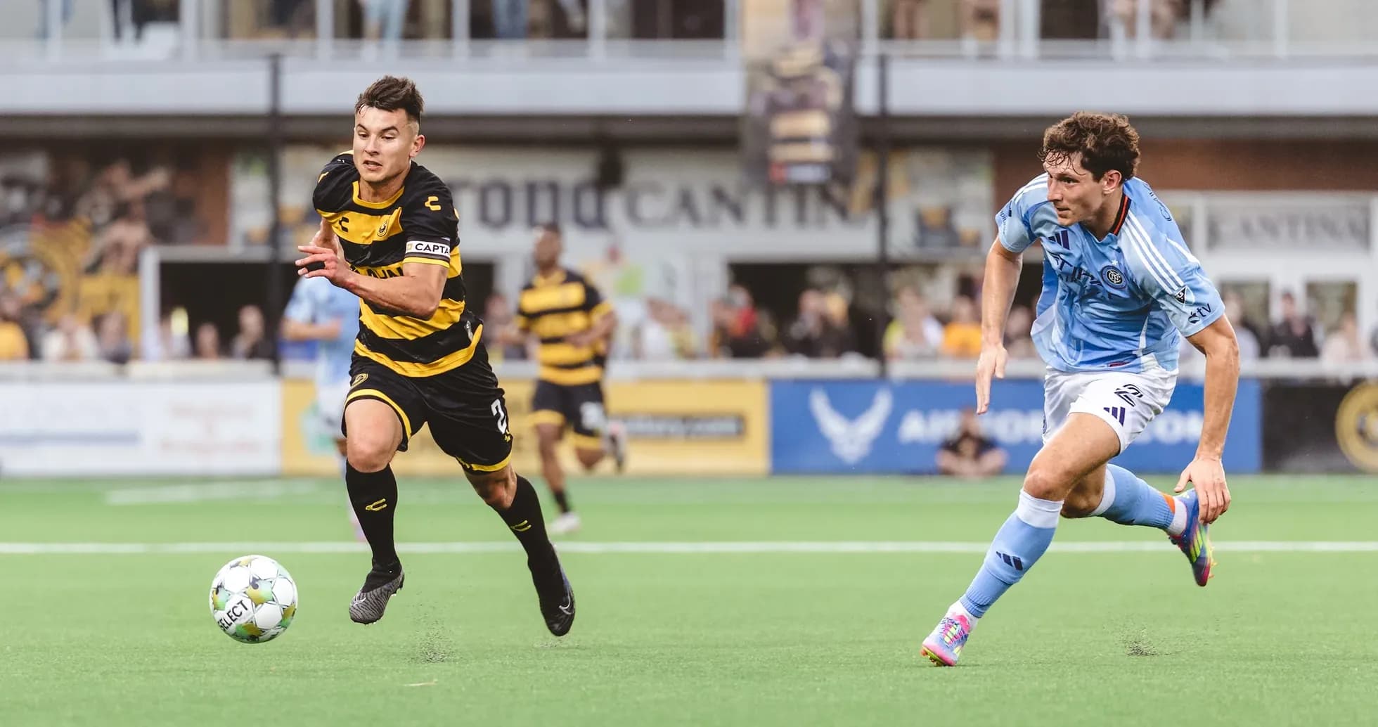 Jugador del Pittsburgh Riverhounds corriendo con el balón