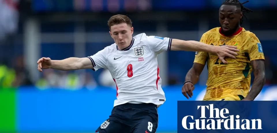 Jugador inglés disputando el balón con rival de Ghana