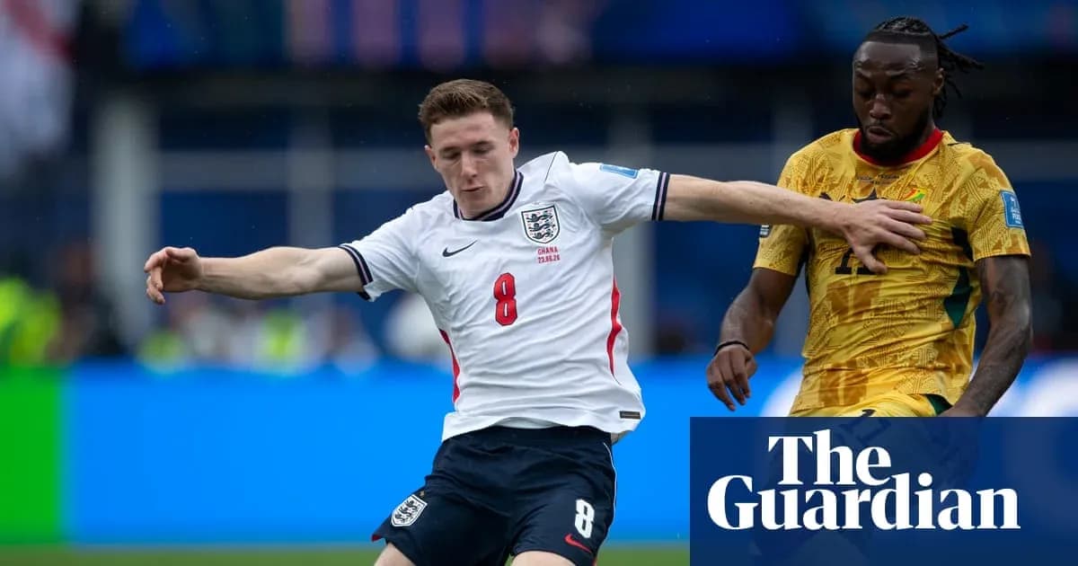 Jugador inglés disputando el balón con rival de Ghana